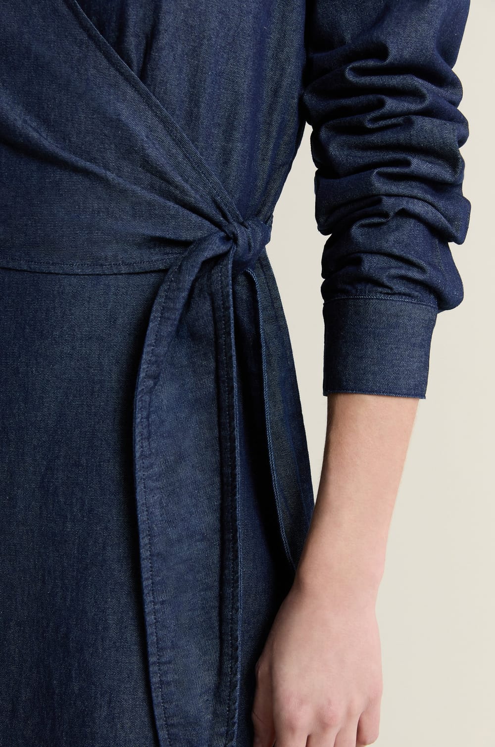 Lange katoenen jurk met overslag;${refinementColor}