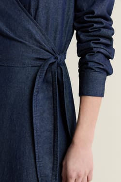 Lange katoenen jurk met overslag;${refinementColor}