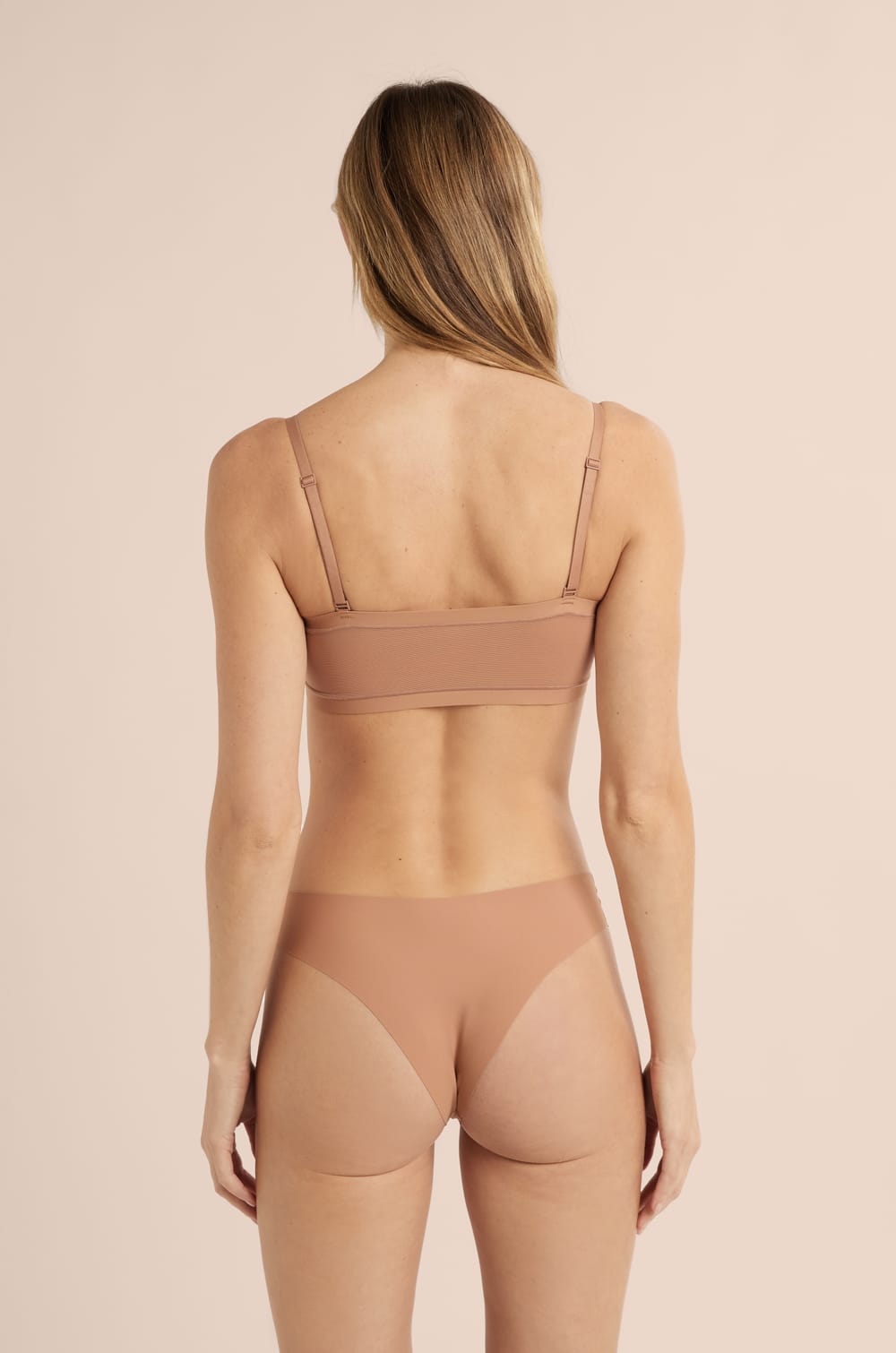 Sujetador bandeu de microfibra con tirantes removibles;${refinementColor}