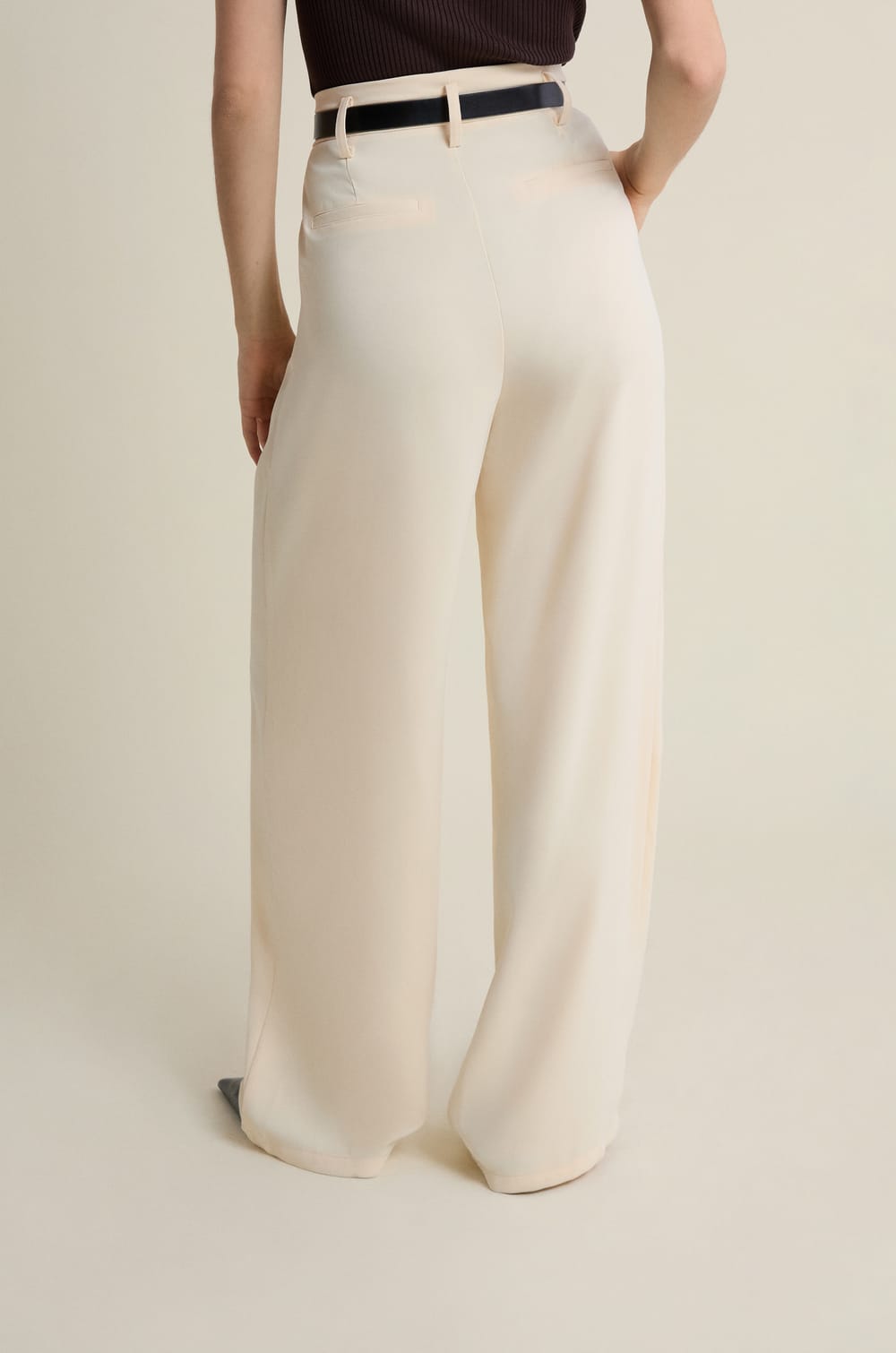 Pantalon large &agrave; pinces;${refinementColor}