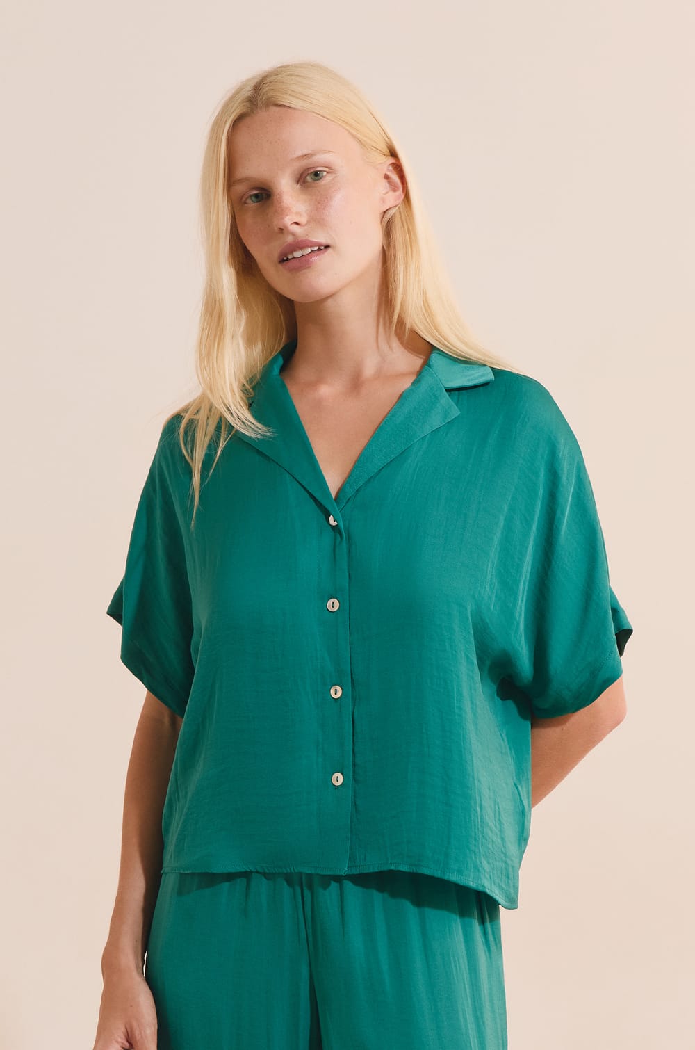 Chemise de pyjama manches courtes satin&eacute;e;${refinementColor}