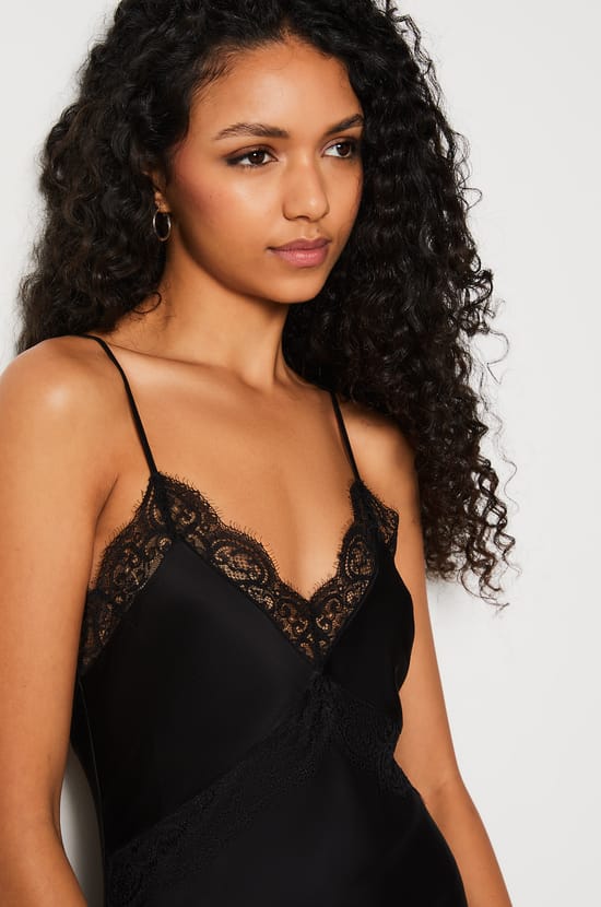 Robe longue en satin décolleté en dentelle;${refinementColor}
