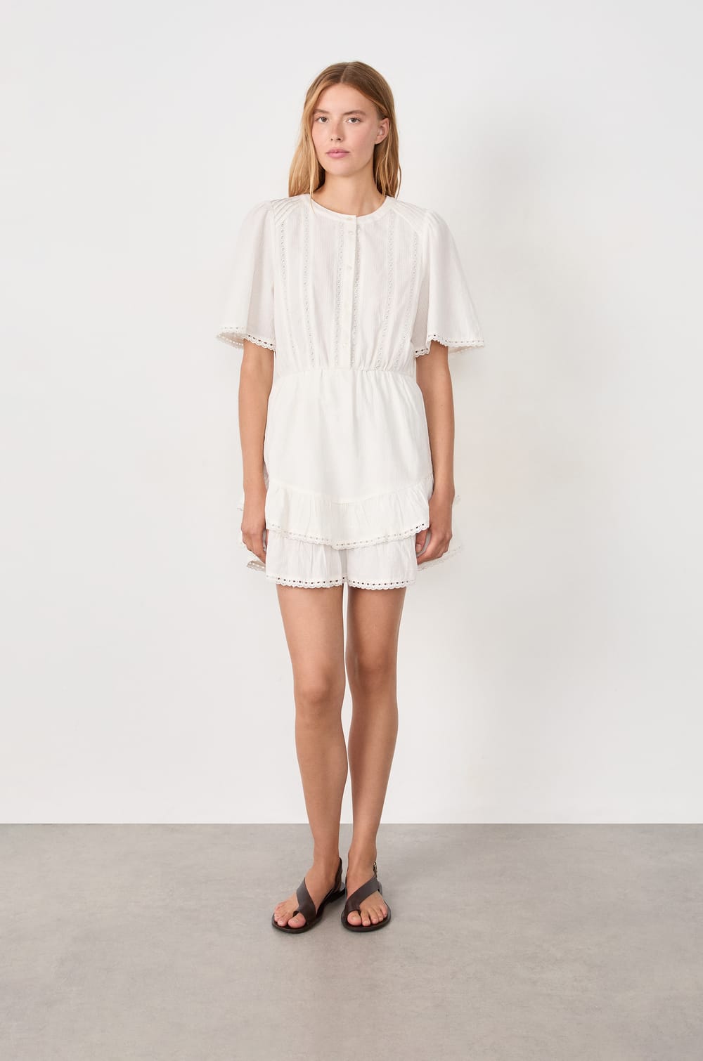 Robe en coton avec broderie;${refinementColor}