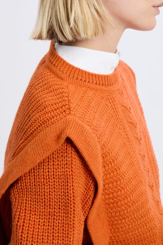 Pull &agrave; &eacute;paulettes avec laine;${refinementColor}