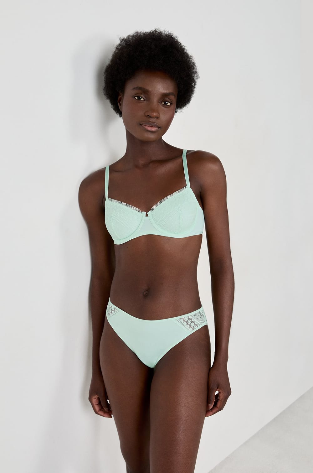 Sujetador clásico de encaje;${refinementColor}