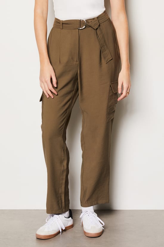 Pantalon lisse coupe cargo;${refinementColor}