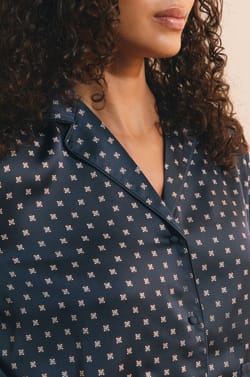 Chemise de pyjama satin&eacute;e &agrave; pois;${refinementColor}