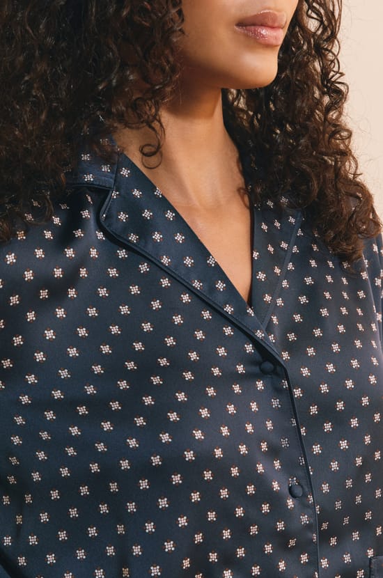 Chemise de pyjama satin&eacute;e &agrave; pois;${refinementColor}