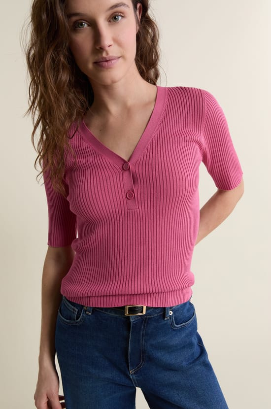 Pull col V manches courtes c&ocirc;tel&eacute;;${refinementColor}