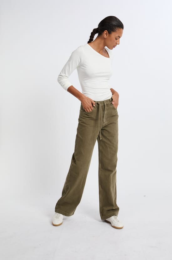 T-shirt manches longues col asymétrique en coton;${refinementColor}