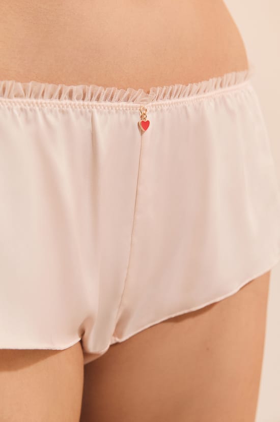 Shorty satin&eacute; avec charm;${refinementColor}