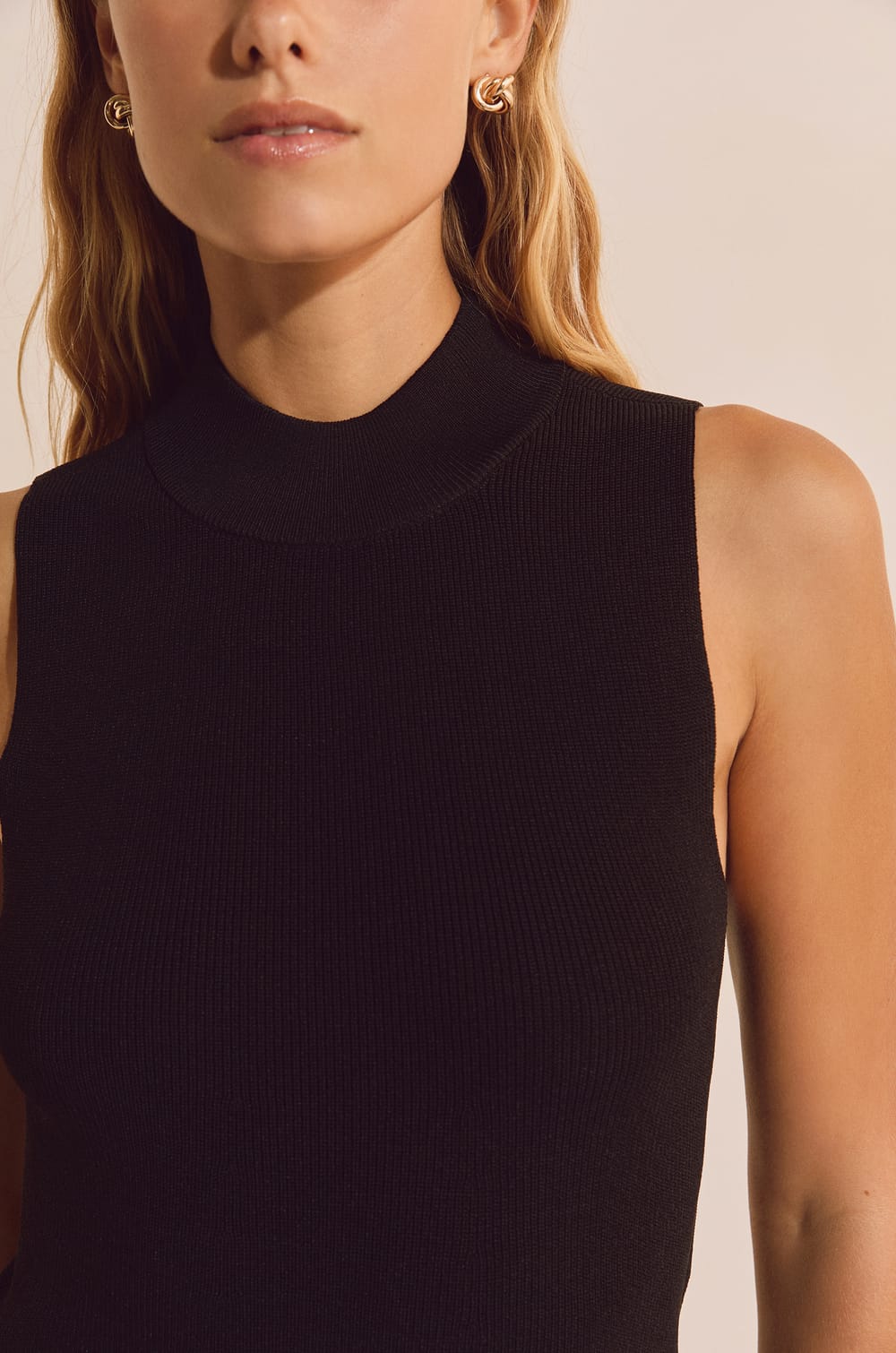 Robe courte sans manches;${refinementColor}