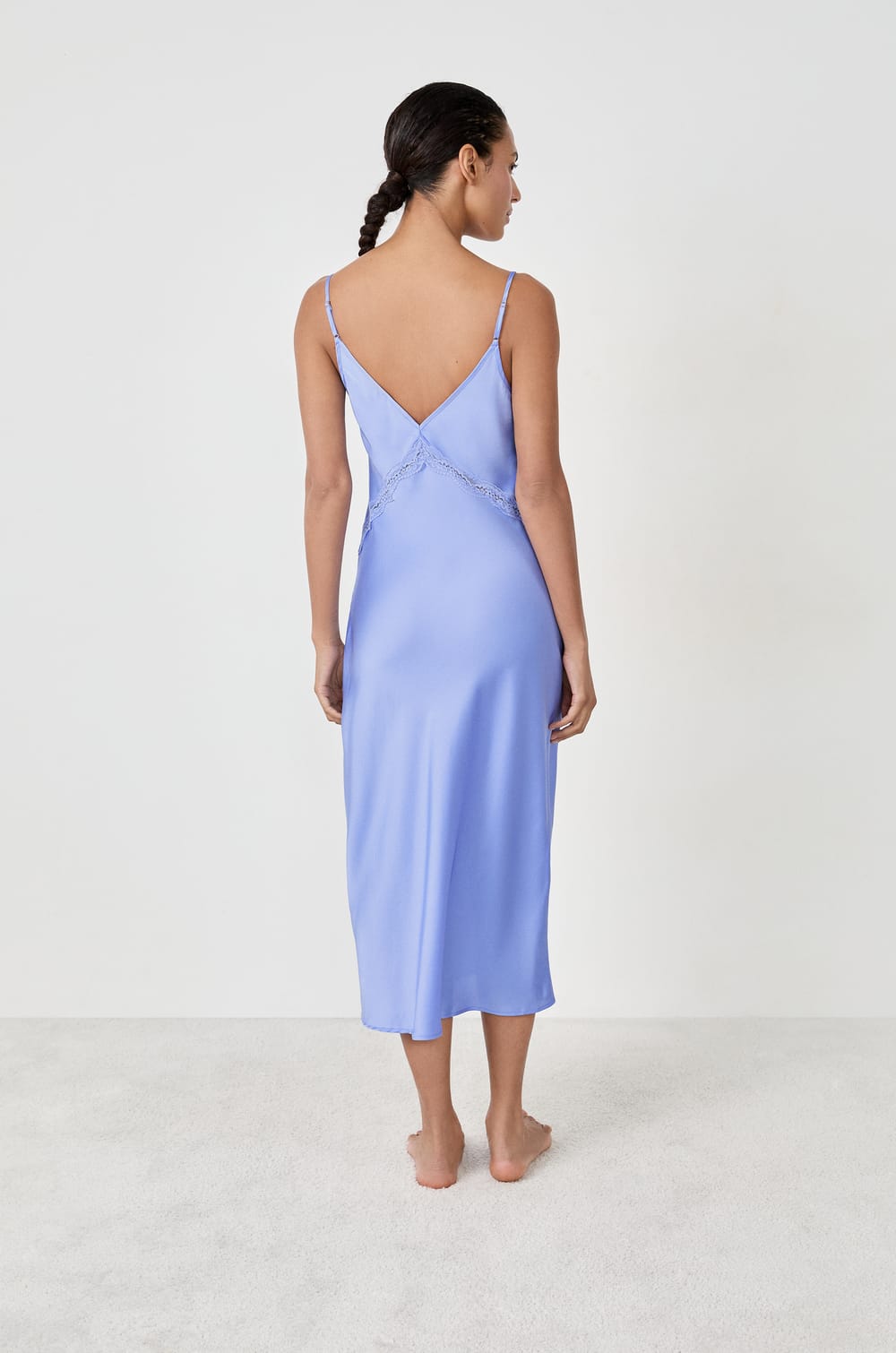 Nuisette longue satinée détails dentelle;${refinementColor}
