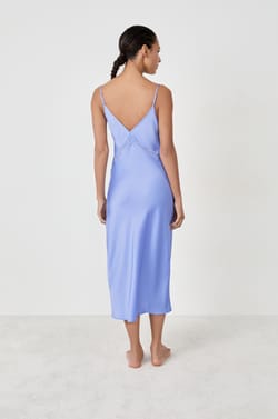 Nuisette longue satinée détails dentelle;${refinementColor}
