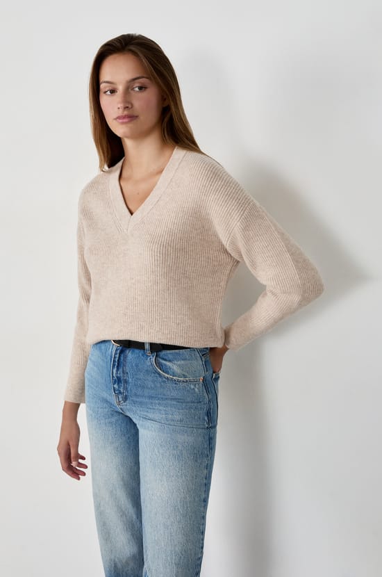 Long-sleeved V-neck sweater;${refinementColor}