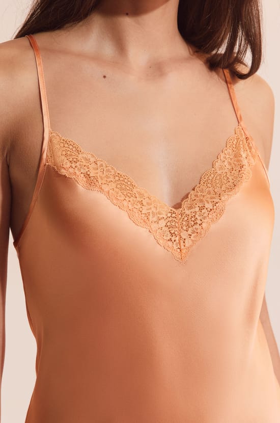 Nuisette courte en soie d&eacute;tails dentelle;${refinementColor}