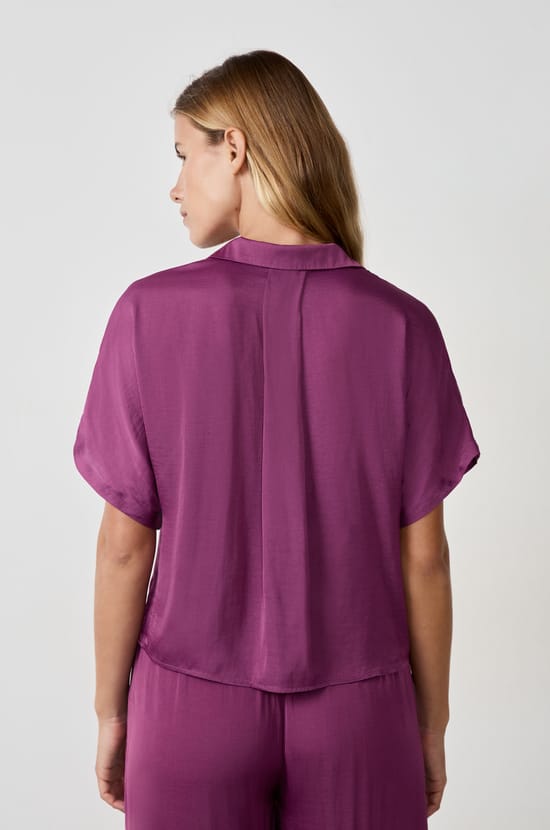 Chemise manches courtes satinée;${refinementColor}