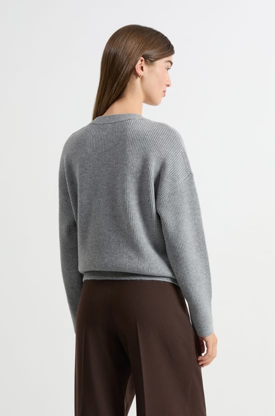 Pull manches longues col V;${refinementColor}