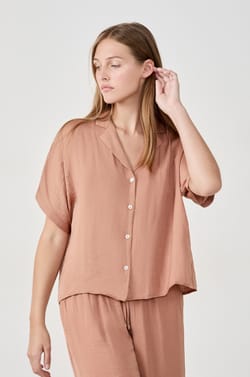 Chemise manches courtes satinée;${refinementColor}