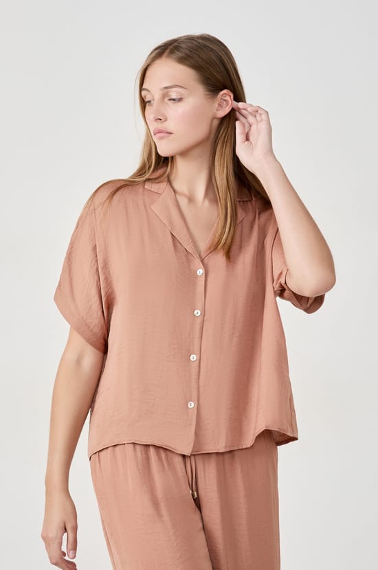 Chemise manches courtes satinée;${refinementColor}