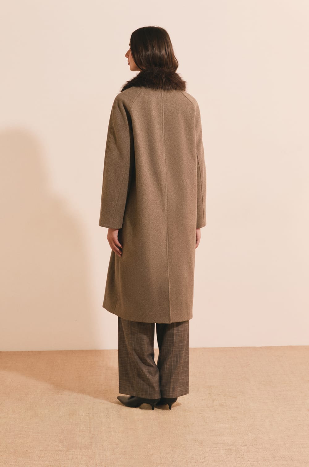 Manteau long avec col en fausse fourrure;${refinementColor}