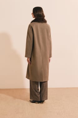 Manteau long avec col en fausse fourrure;${refinementColor}