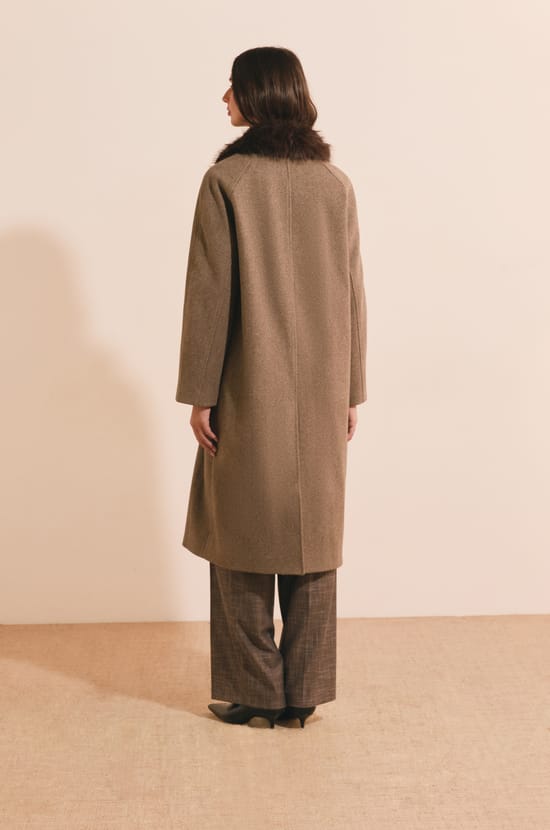Manteau long avec col en fausse fourrure;${refinementColor}