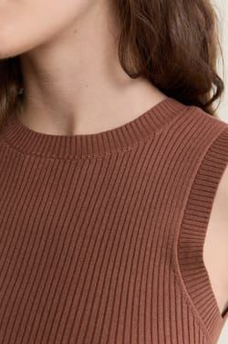 D&eacute;bardeur en maille fine c&ocirc;tel&eacute;e;${refinementColor}