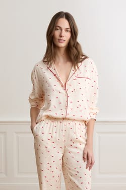 Chemise de pyjama satin&eacute;e &agrave; motif bisous;${refinementColor}