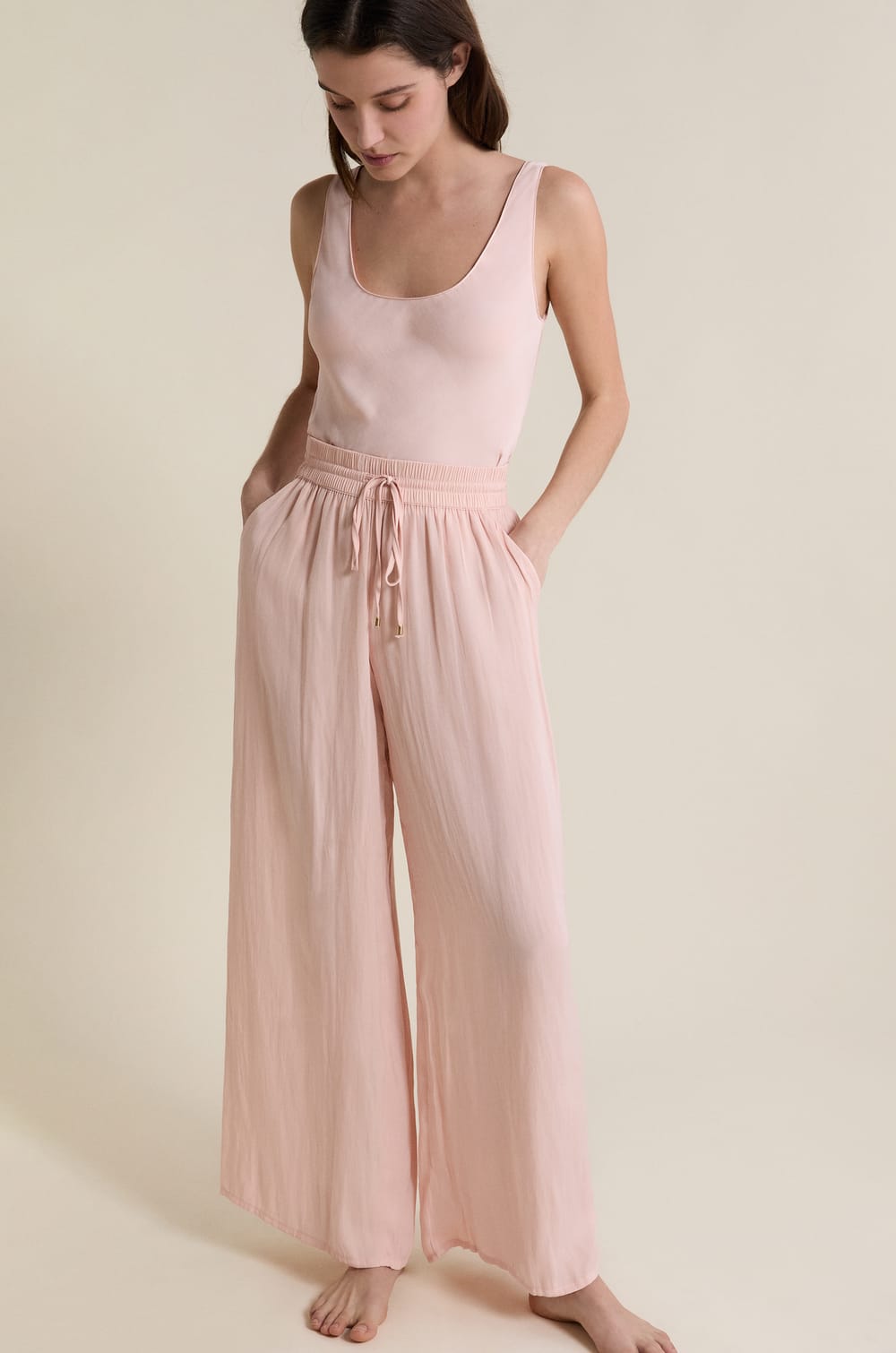 Pantalon satin&eacute; coupe large;${refinementColor}