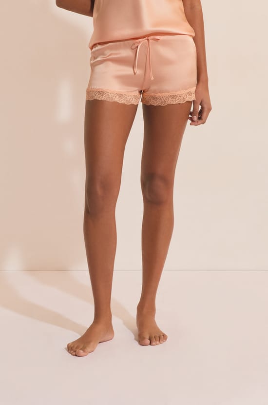 Short de pyjama en soie d&eacute;tails dentelle;${refinementColor}