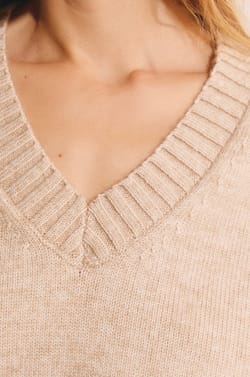 Pull manches longues &agrave; col V;${refinementColor}