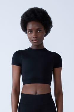 Camiseta deportiva de manga corta 2 en 1;${refinementColor}