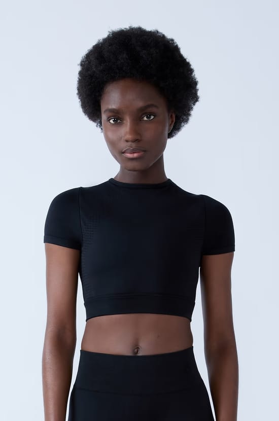 Top deportivo de manga corta 2 en 1;${refinementColor}