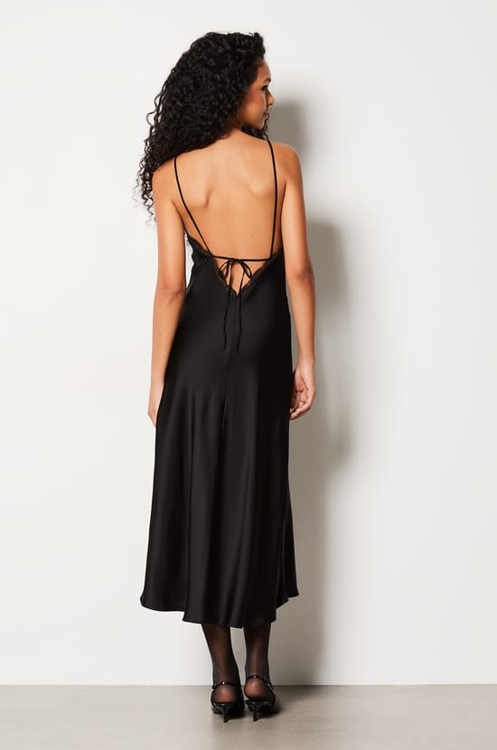 Robe longue en satin décolleté en dentelle;${refinementColor}