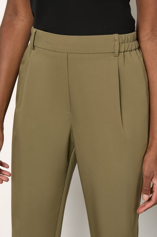 Trousers with a cigarette cut;${refinementColor}