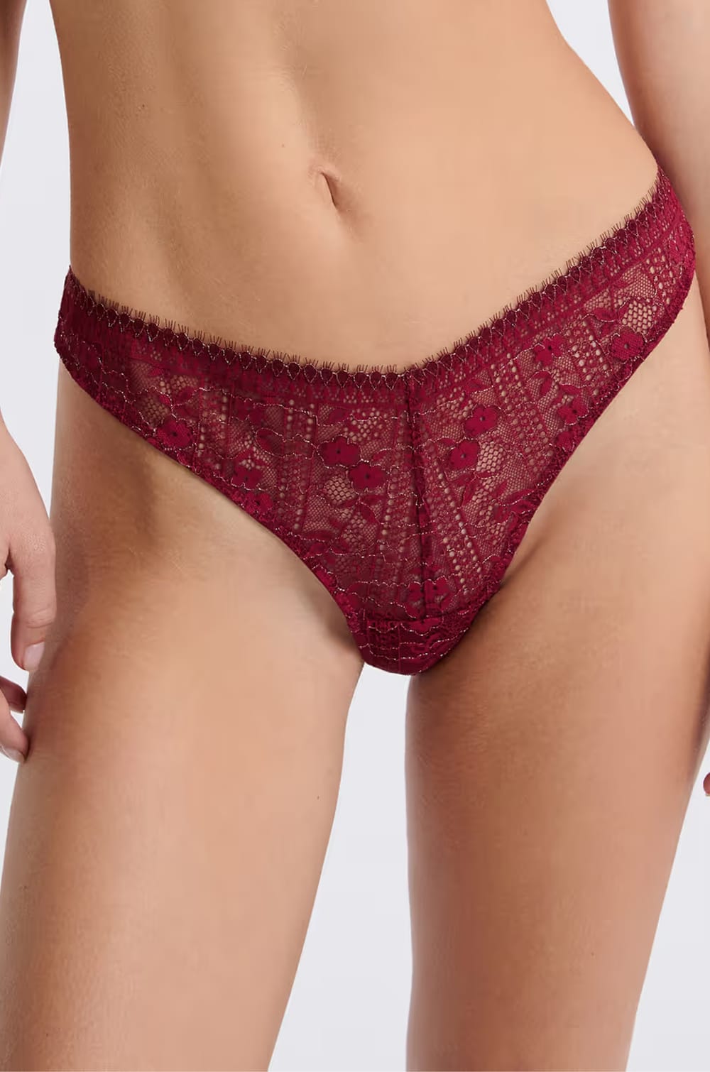 Tanga en dentelle irisée;${refinementColor}