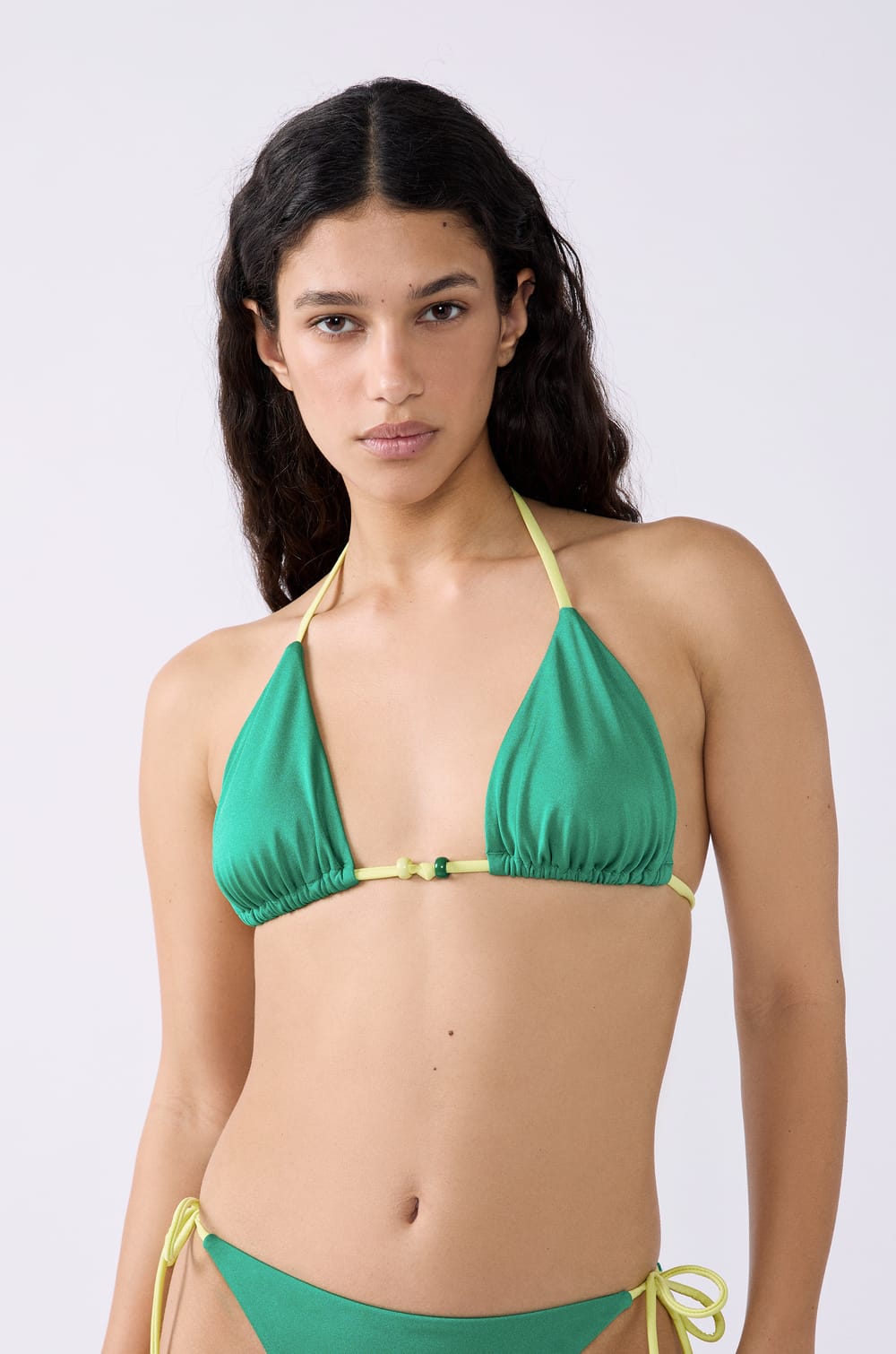 Trójkątny top od bikini z perełkami;${refinementColor}