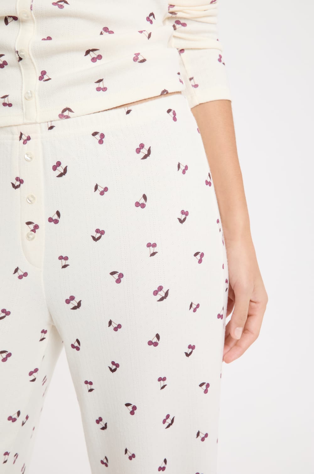 Pantalon de pyjama &agrave; motifs cerises;${refinementColor}