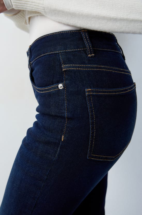 Straight Cut Jeans;${refinementColor}