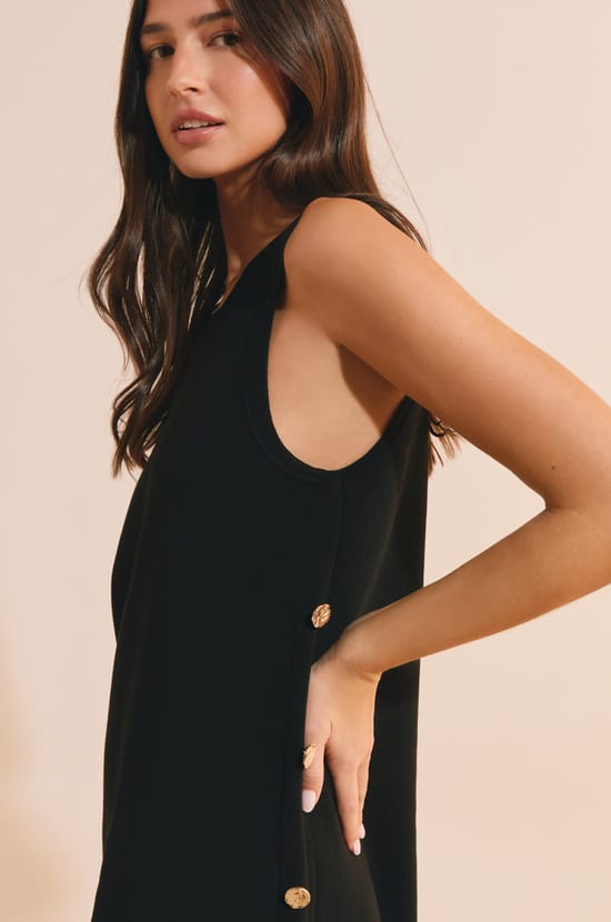 Robe courte avec bouton dor&eacute; sur le c&ocirc;t&eacute;;${refinementColor}