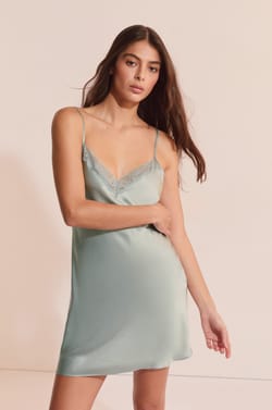 Kort nachtjapon van zijde met kanten details;${refinementColor}