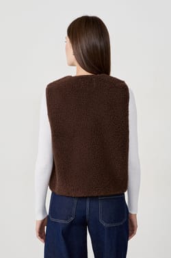 Sleeveless faux fur jacket;${refinementColor}