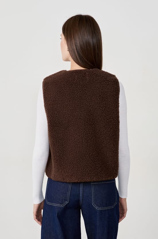 Sleeveless faux fur jacket;${refinementColor}