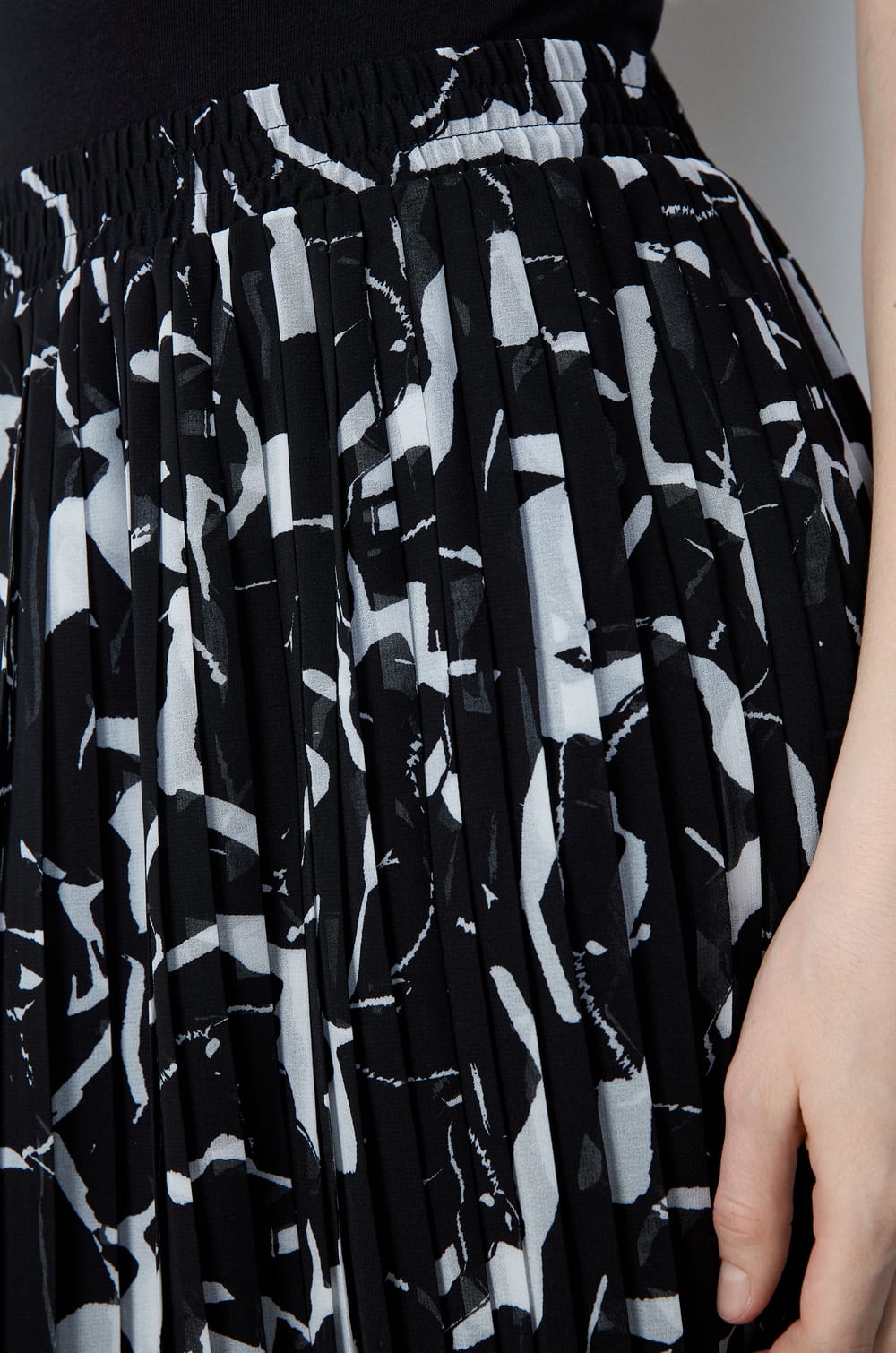 Long pleated patterned skirt;${refinementColor}