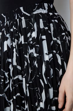 Long pleated patterned skirt;${refinementColor}