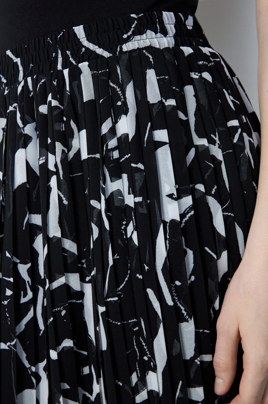 Long pleated patterned skirt;${refinementColor}