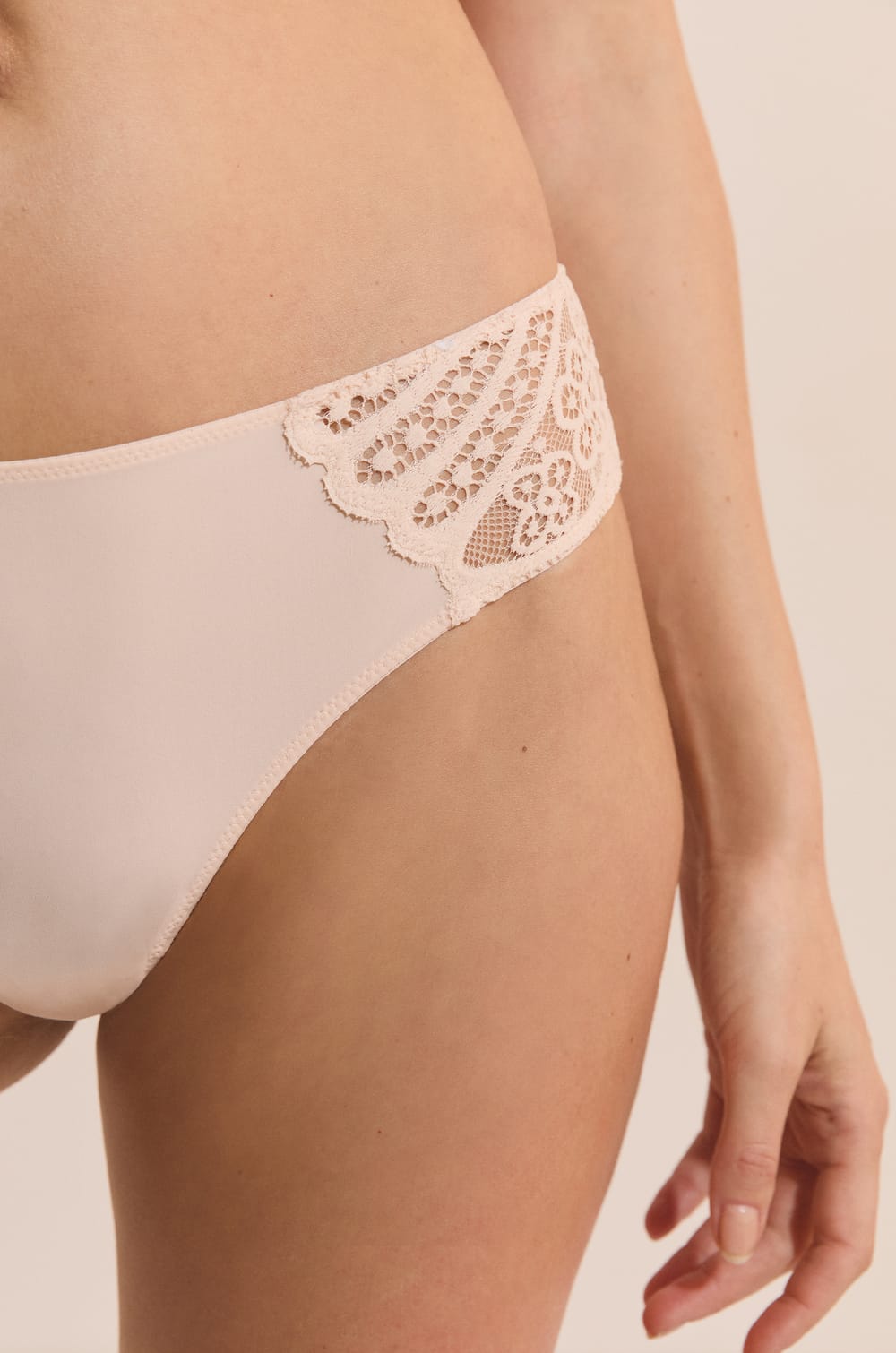 Hipster en dentelle;${refinementColor}