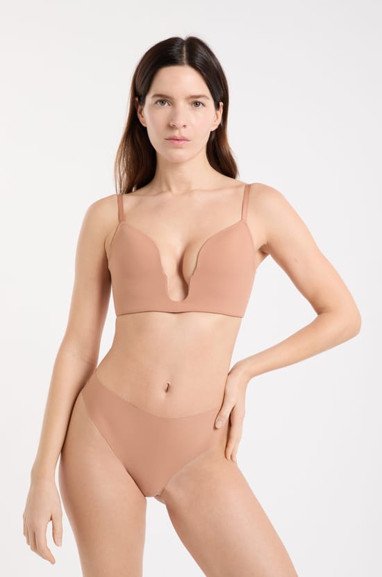 Wireless bra with lightly lined cups for special necklines;${refinementColor}