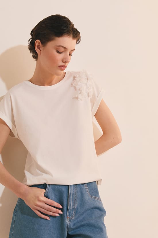 T-shirt en coton avec fleurs;${refinementColor}